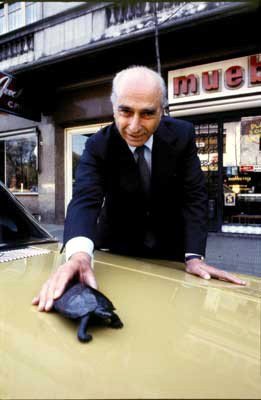Fangio y su tortuga, su único adorno en el escritorio de su despacho
