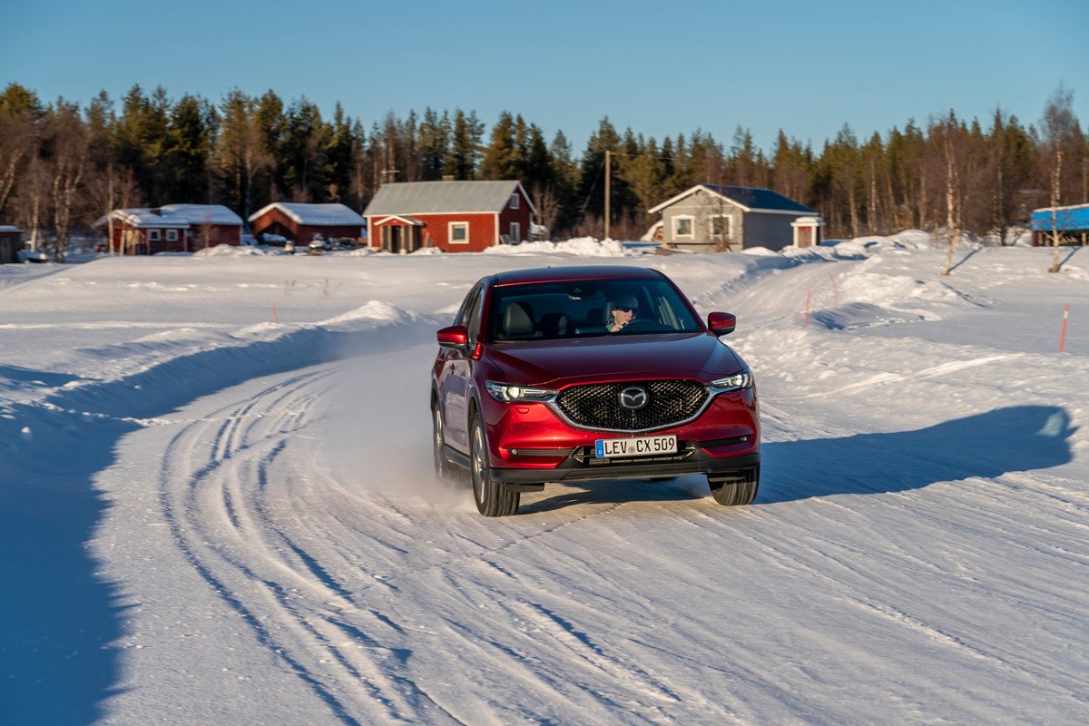 Vídeo: ruta extrema del Mazda CX-5 por el círculo polar ártico
