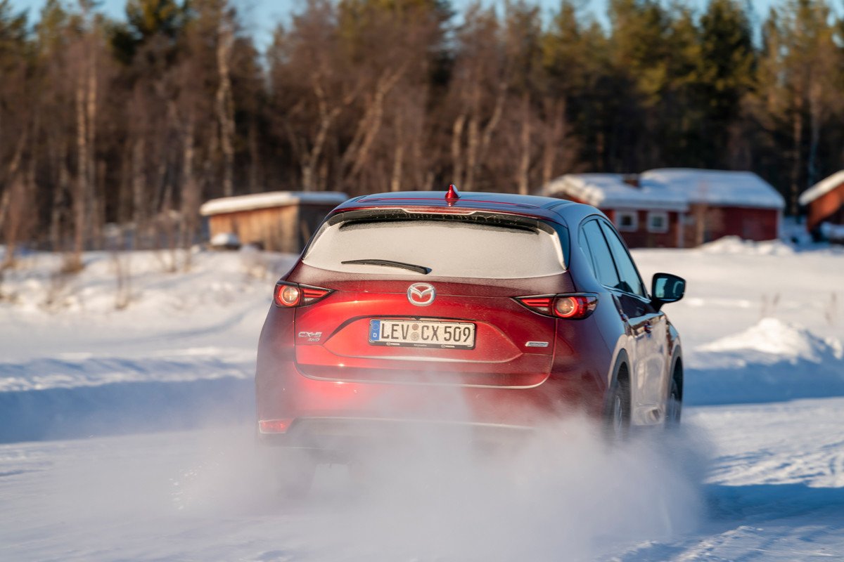 Vídeo: ruta extrema del Mazda CX-5 por el círculo polar ártico