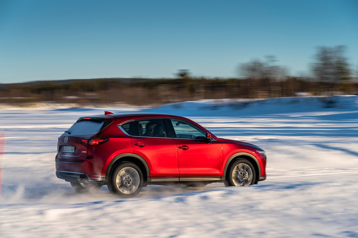 Vídeo: ruta extrema del Mazda CX-5 por el círculo polar ártico