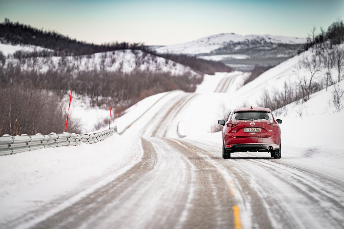 Vídeo: ruta extrema del Mazda CX-5 por el círculo polar ártico