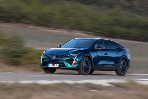 Prueba del nuevo Peugeot 408 híbrido enchufable: el anti SUV