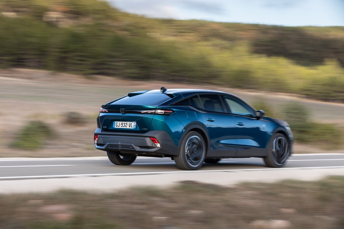 Prueba del nuevo Peugeot 408 híbrido enchufable: el anti SUV