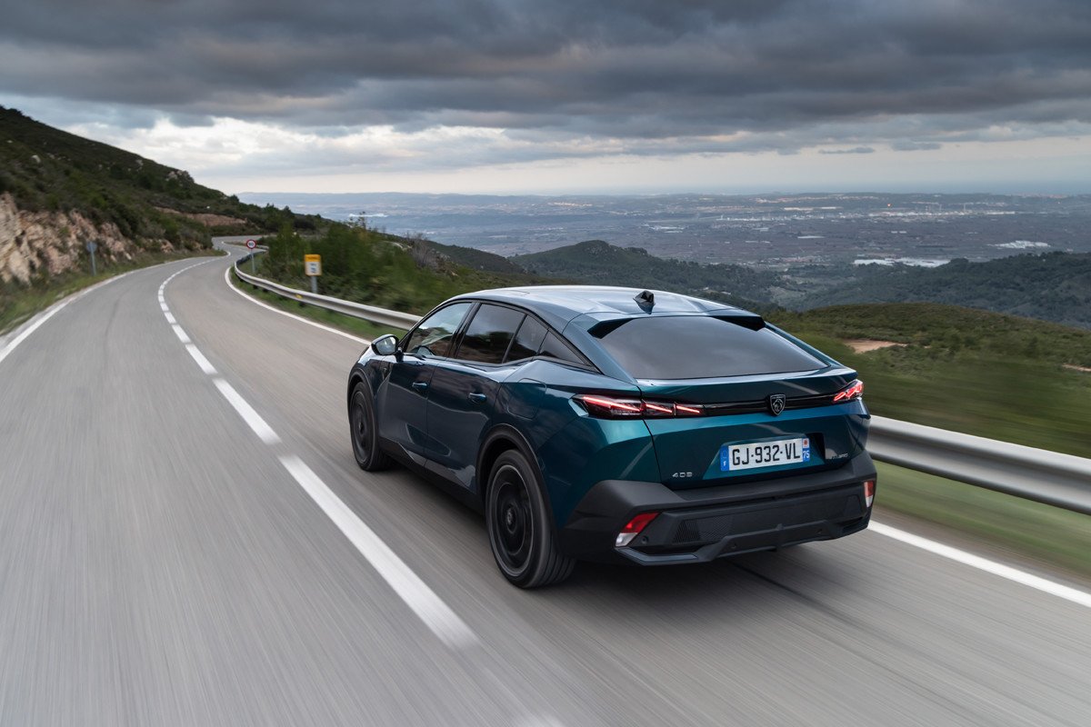Prueba del nuevo Peugeot 408 híbrido enchufable: el anti SUV