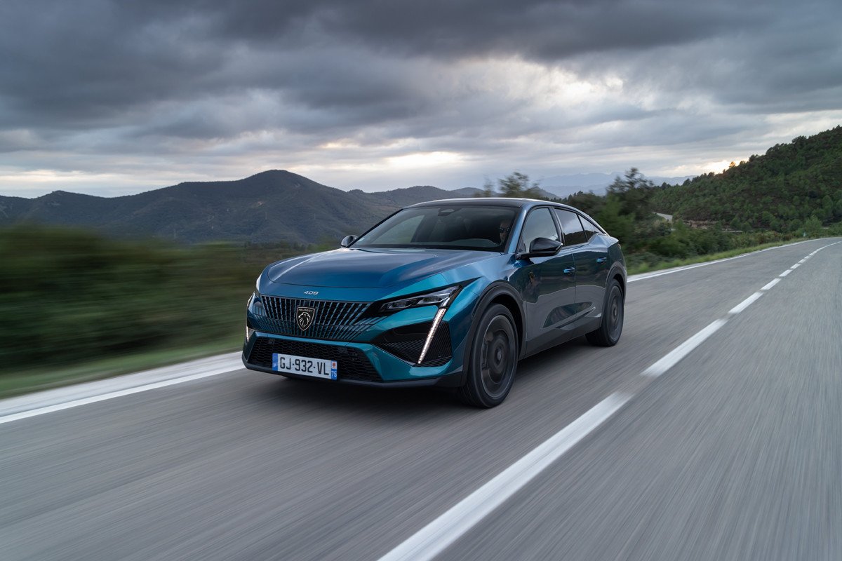 Prueba del nuevo Peugeot 408 híbrido enchufable: el anti SUV