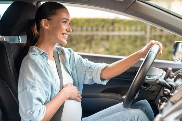 Lo que necesitas saber antes de subir al coche si estás embarazada según los expertos