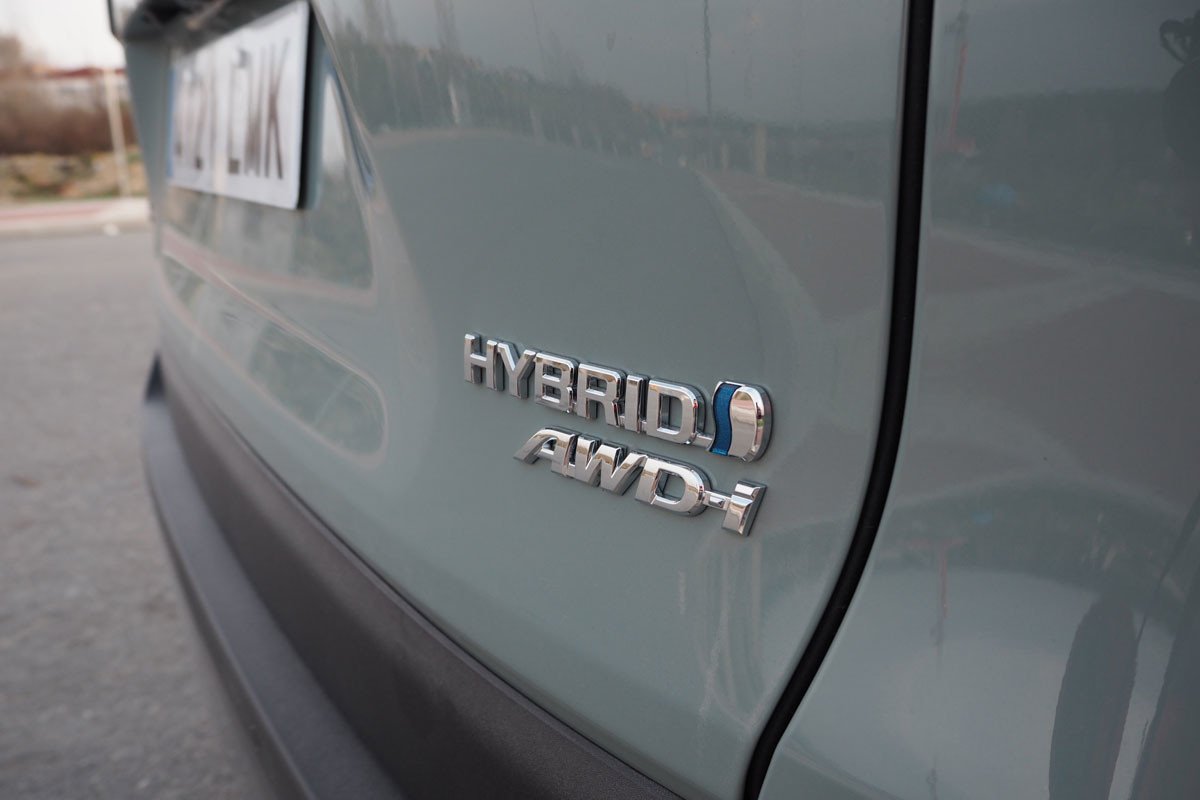 Prueba y opinión del Toyota RAV4 Hybrid AWD-i: ¿es más recomendable la tracción 4x4?