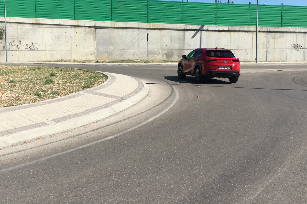 Prueba Lexus UX 250h, el SUV híbrido con una estética rompedora