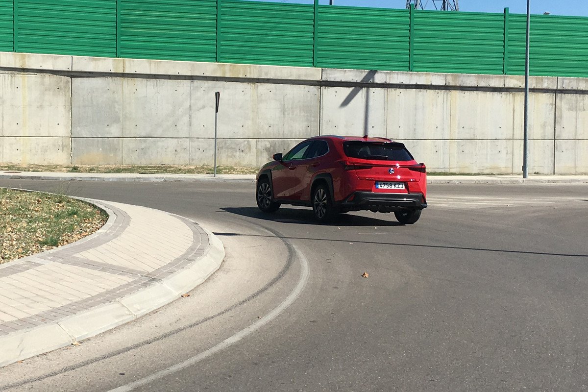 Prueba Lexus UX 250h, el SUV híbrido con una estética rompedora