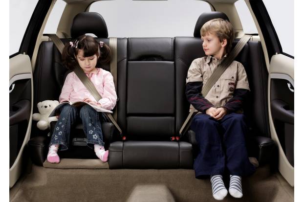 ¿Saben los padres proteger a sus hijos en el coche?