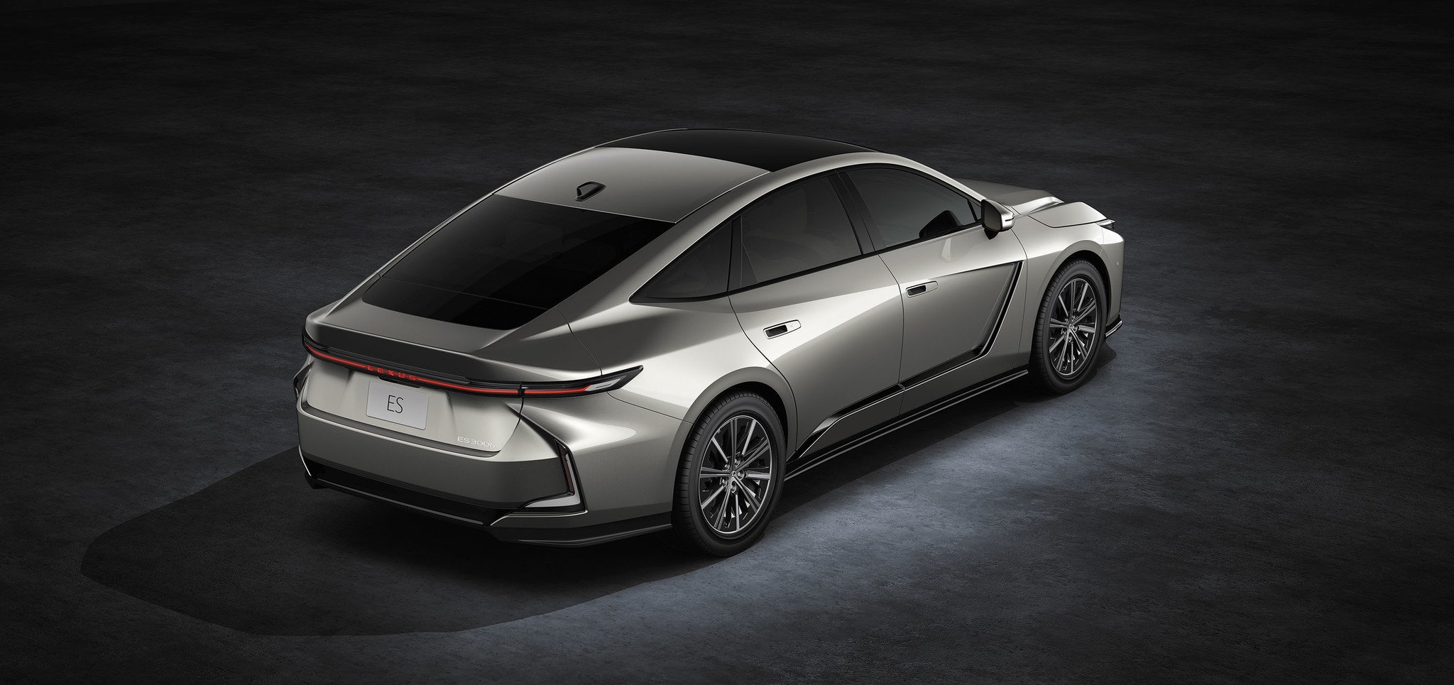 Lexus ES 2025: más grande, más lujoso y ahora también con versiones eléctricas