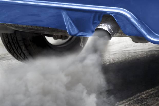 De los posibles colores del humo del escape: averías de hasta 4.000 euros en el coche