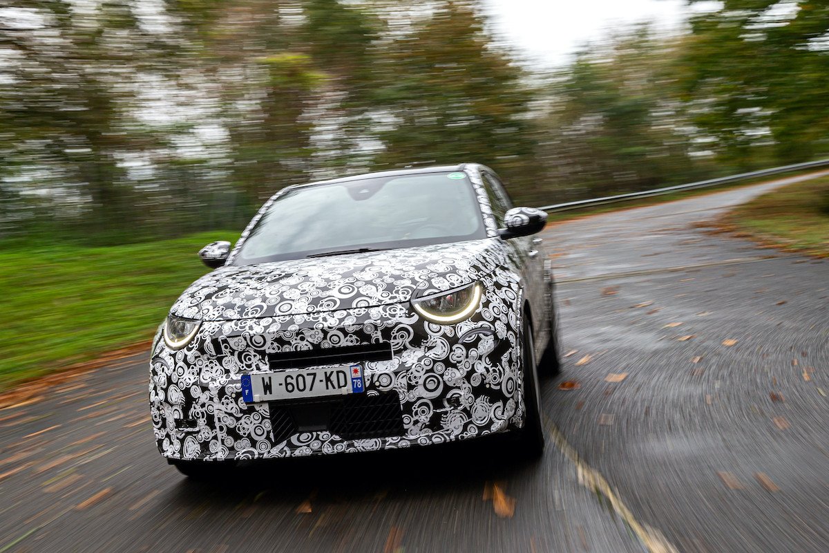 Abarth potente y eléctrico de 240 CV curva