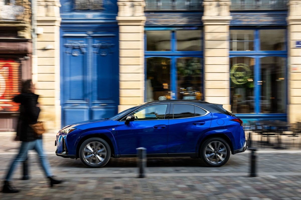 Lexus-UX300h-lateral