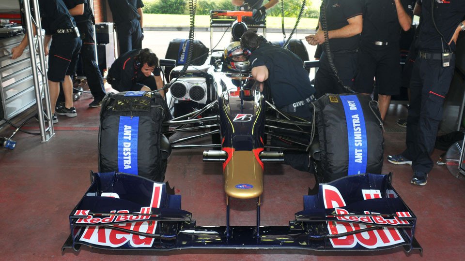 Trabajando en el box de Toro Rosso
