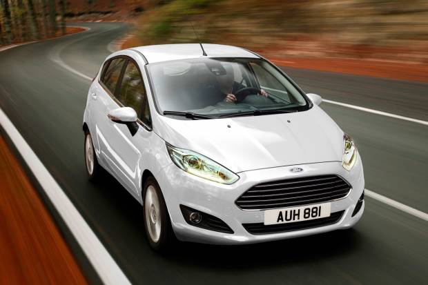 El coche perfecto para los españoles: blanco, gasolina y con cambio manual