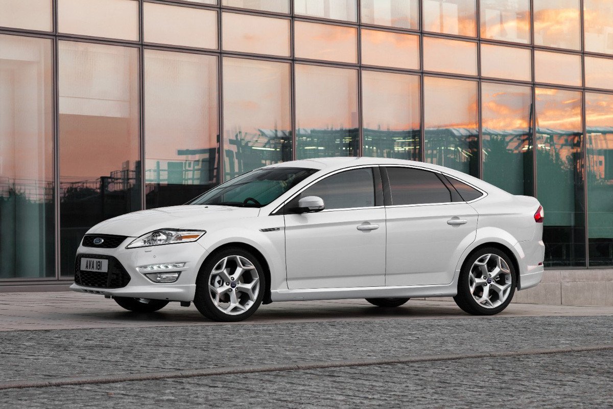 El coche perfecto para los españoles: blanco, gasolina y con cambio manual