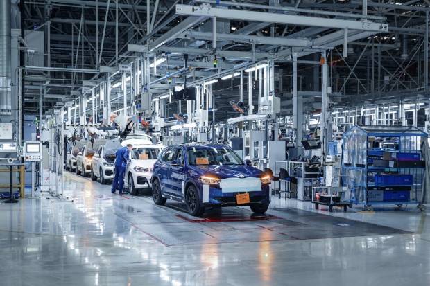 El BMW iX3 arranca su producción: en concesionarios a finales de año