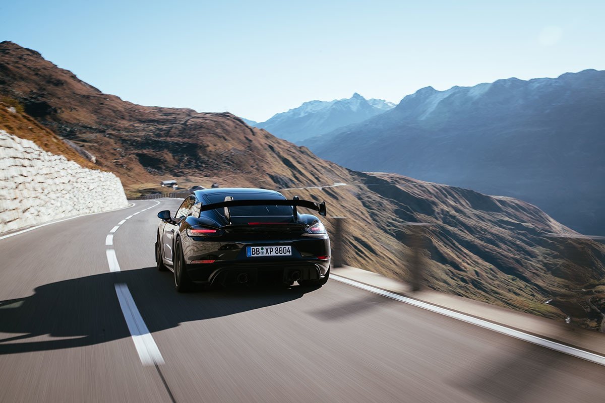 Porsche 718 Cayman GT4 RS, pedal a fondo en la recta final
