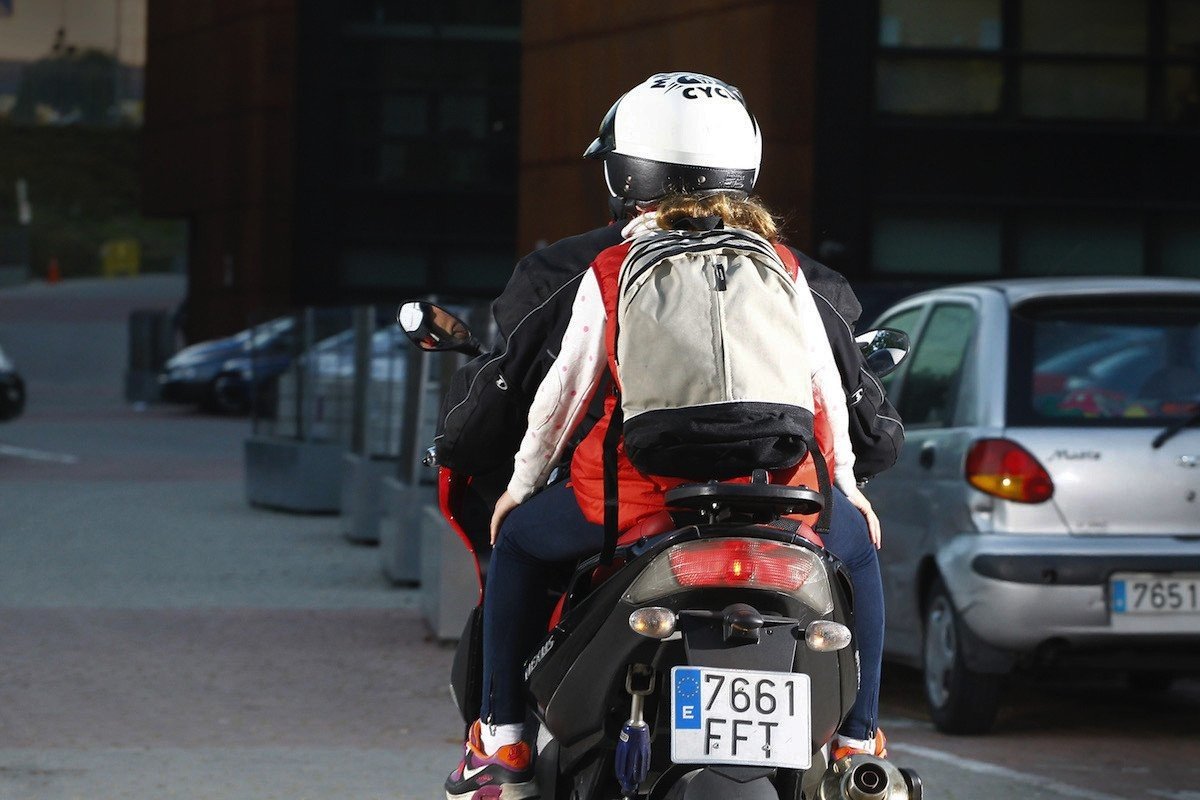 multa y las normas para llevar a un niño en moto