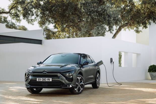 Citroën C5 X estrena motor híbrido enchufable más barato y con más autonomía 