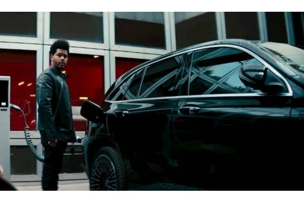 Mercedes ensalza su historia en su último spot del eléctrico EQC