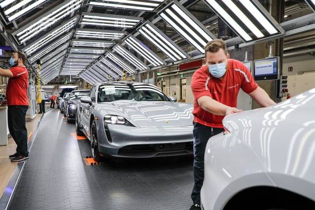 ¡Llegan los refuerzos! Porsche ficha a 400 trabajadores de Audi para el Taycan