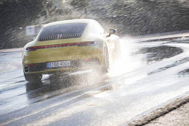 Modo Wet del nuevo Porsche 911 (992), seguridad sobre mojado