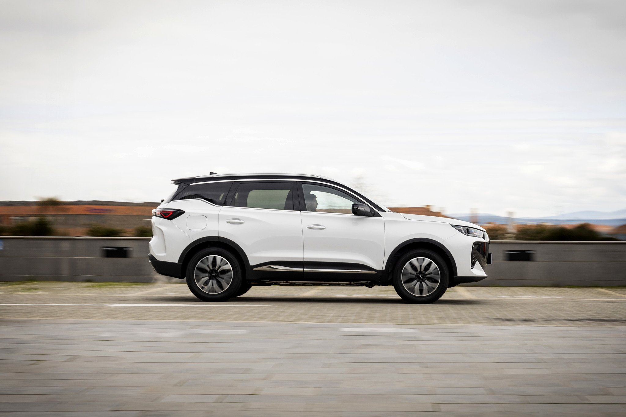Prueba EBRO S700 PHEV: Cero, 90 km en eléctrico y candidato a destronar al Toyota C-HR