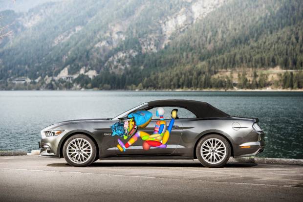 El primer airbag para rodillas en la guantera en el Mustang