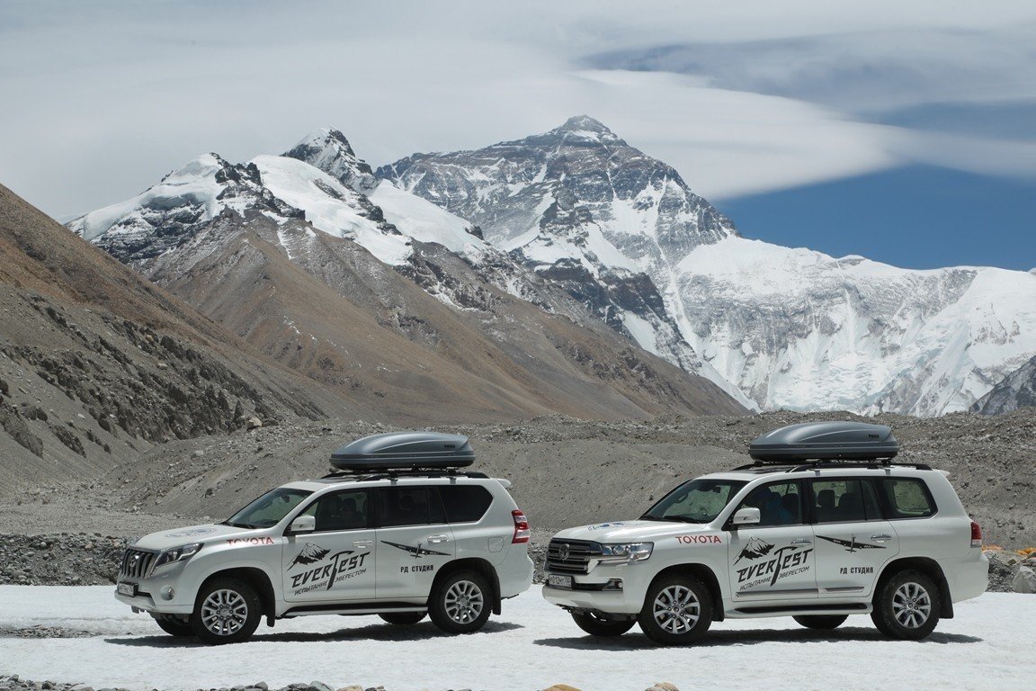 Dos Toyota Land Cruiser suben el Everest hasta 5.374 metros
