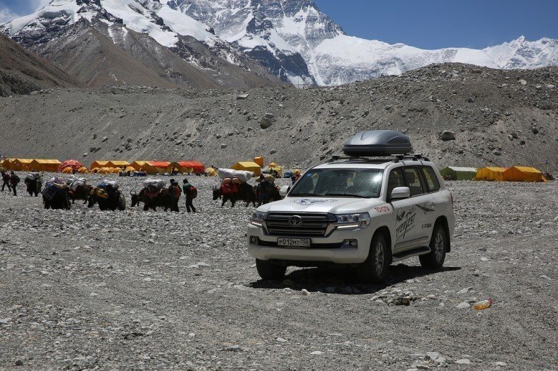 Dos Toyota Land Cruiser suben el Everest hasta 5.374 metros