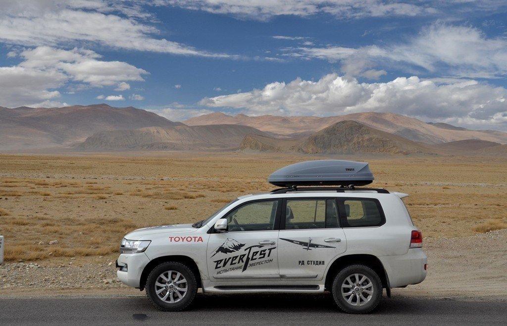 Dos Toyota Land Cruiser suben el Everest hasta 5.374 metros