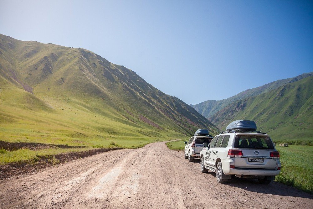 Dos Toyota Land Cruiser suben el Everest hasta 5.374 metros