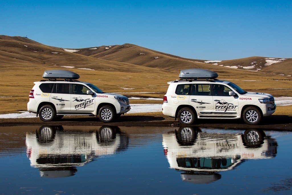 Dos Toyota Land Cruiser suben el Everest hasta 5.374 metros