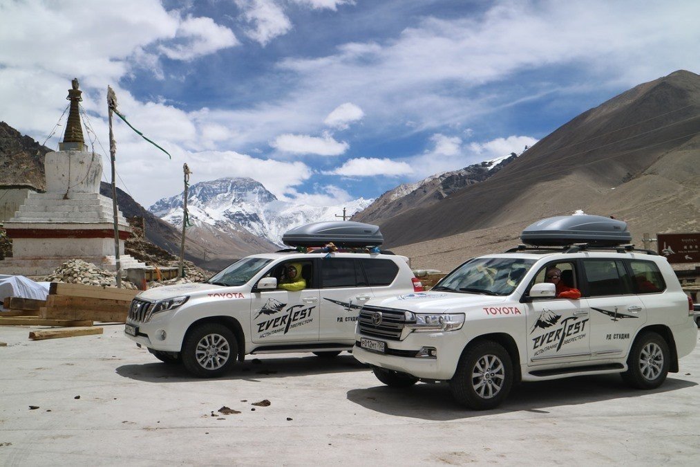 Dos Toyota Land Cruiser suben el Everest hasta 5.374 metros