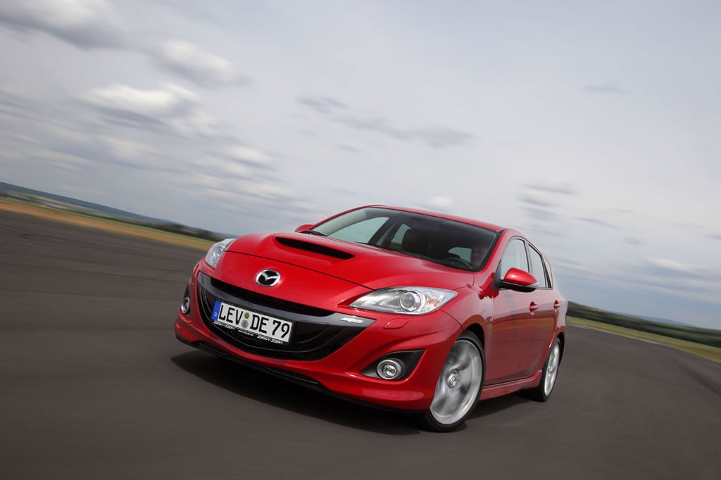 Preparado para competir con los Seat León Cupra R o Renault Megane RS  siendo el Mazda3 más ligero
