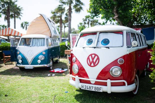 ¿Cuántas furgos caben en un camping? VW bate su propio récord en FurgoVolkswagen 2024