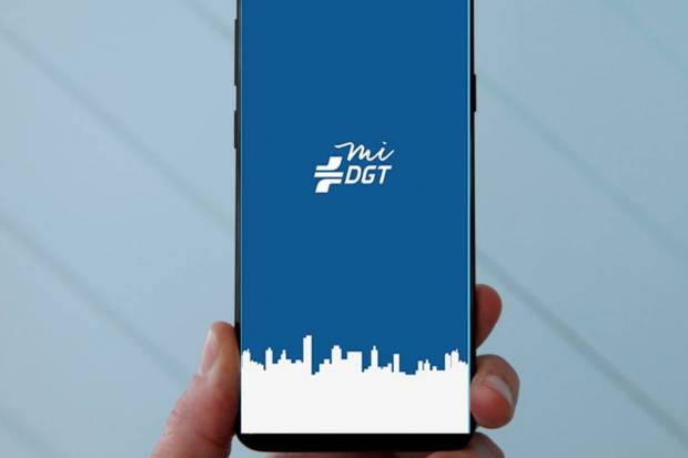 La app de la DGT permitirá recibir y pagar multas a través del smartphone