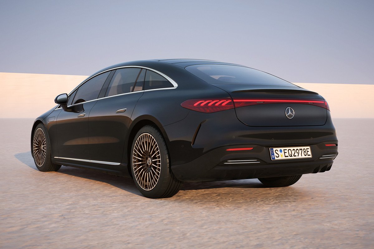 Mercedes presenta su EQS en China, con más autonomía y la estrella vertical en el capó