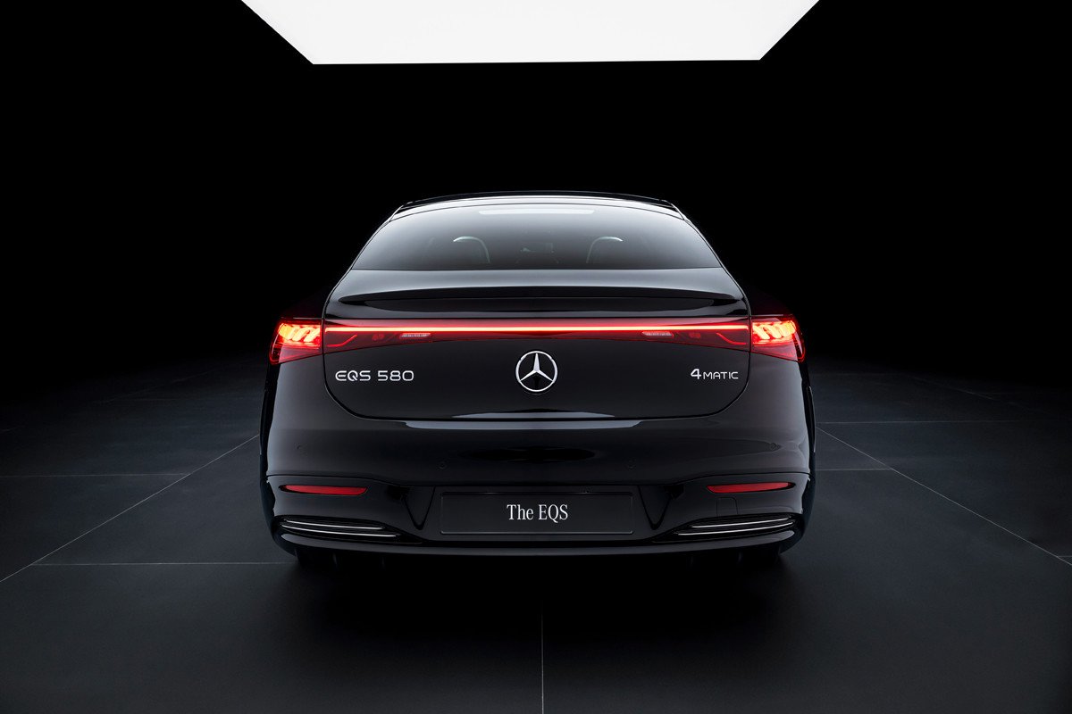 Mercedes presenta su EQS en China, con más autonomía y la estrella vertical en el capó