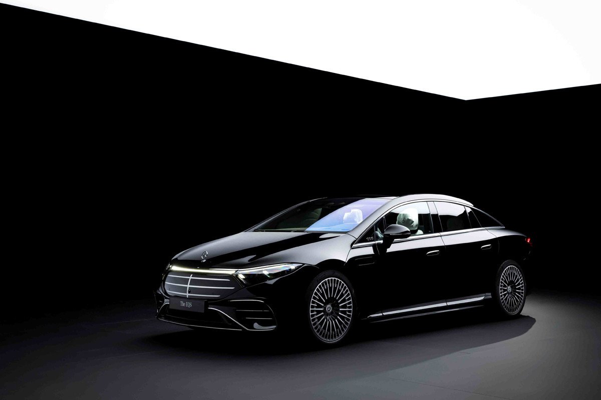 Mercedes presenta su EQS en China, con más autonomía y la estrella vertical en el capó