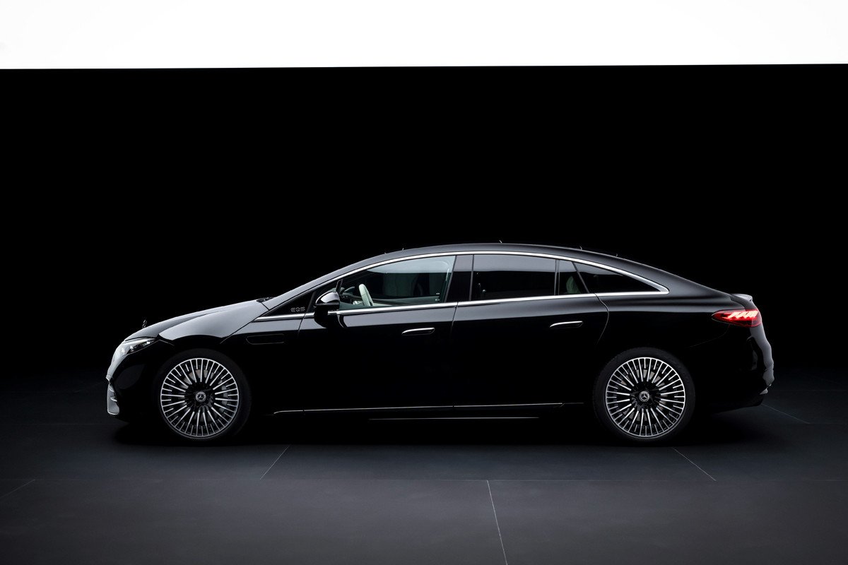 Mercedes presenta su EQS en China, con más autonomía y la estrella vertical en el capó