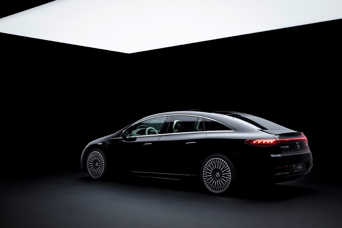 Mercedes presenta su EQS en China, con más autonomía y la estrella vertical en el capó