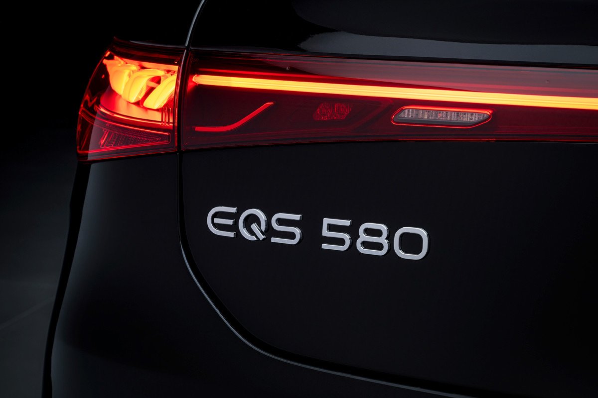 Mercedes presenta su EQS en China, con más autonomía y la estrella vertical en el capó