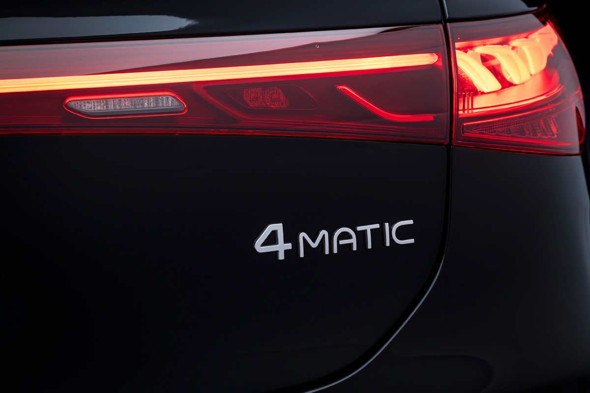 Mercedes presenta su EQS en China, con más autonomía y la estrella vertical en el capó
