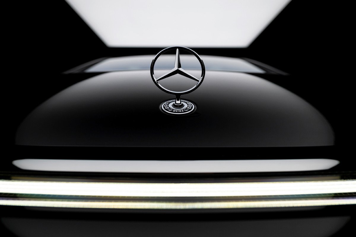Mercedes presenta su EQS en China, con más autonomía y la estrella vertical en el capó