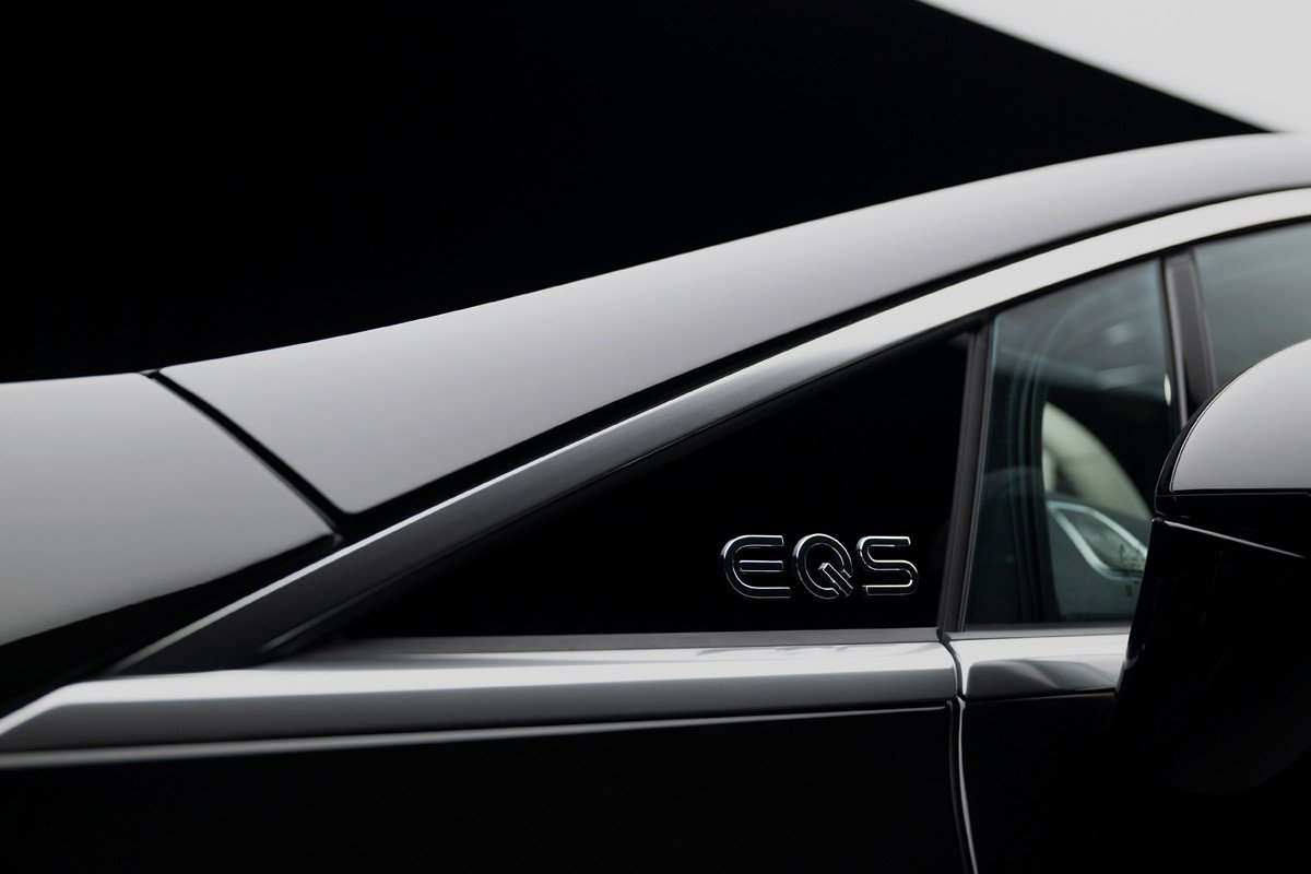 Mercedes presenta su EQS en China, con más autonomía y la estrella vertical en el capó