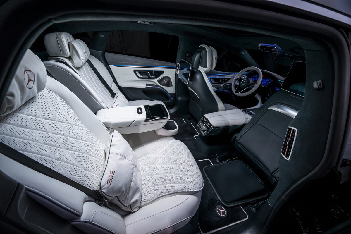 Mercedes presenta su EQS en China, con más autonomía y la estrella vertical en el capó