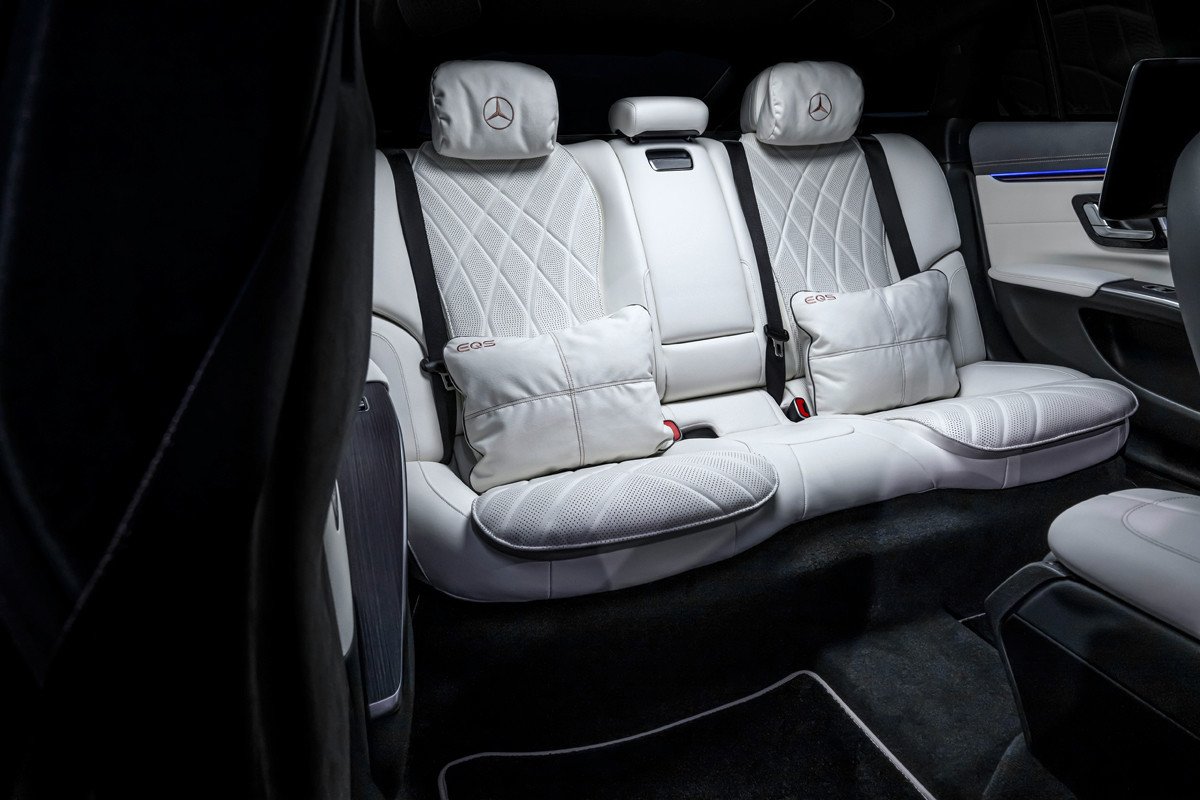 Mercedes presenta su EQS en China, con más autonomía y la estrella vertical en el capó
